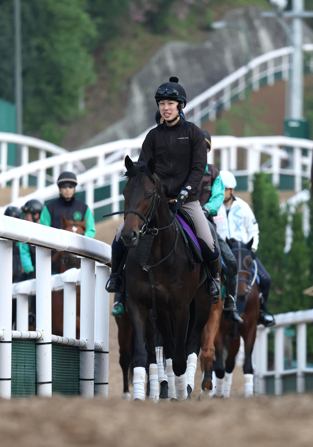 逍遥馬道で運動するミュージアムマイル（撮影・白石智彦）