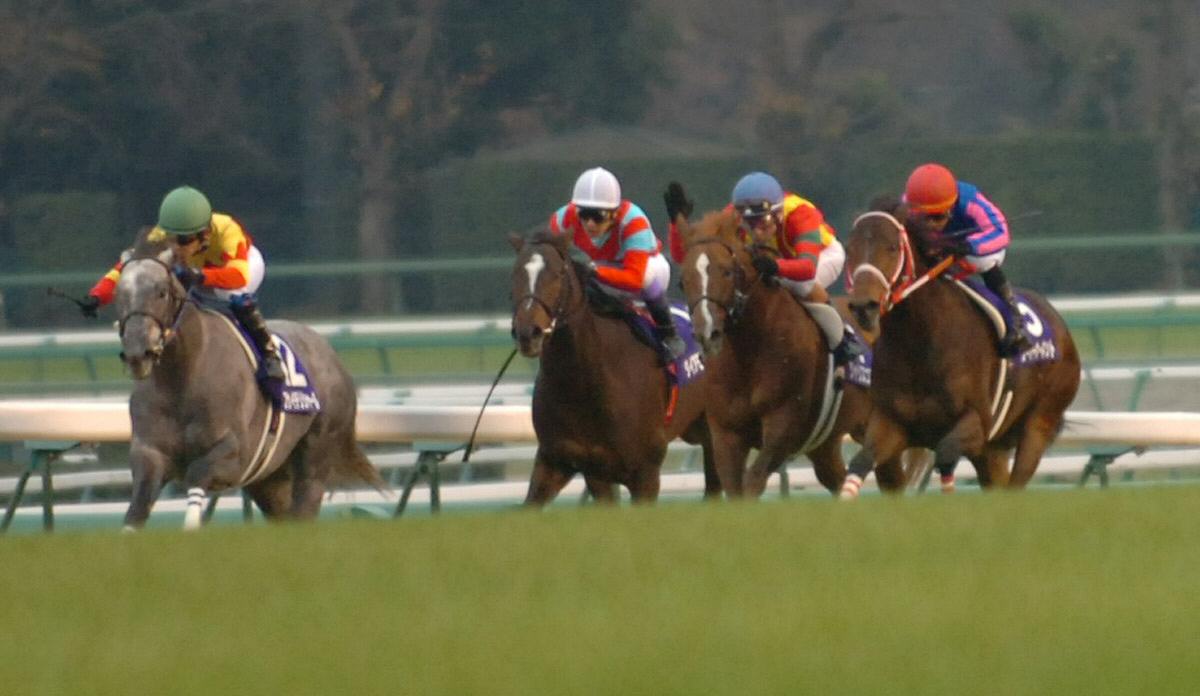 2005年朝日杯、ムチを落とし、手で首を叩く3着ジャリスコライトのデザーモ騎手（右から2頭目・青帽）