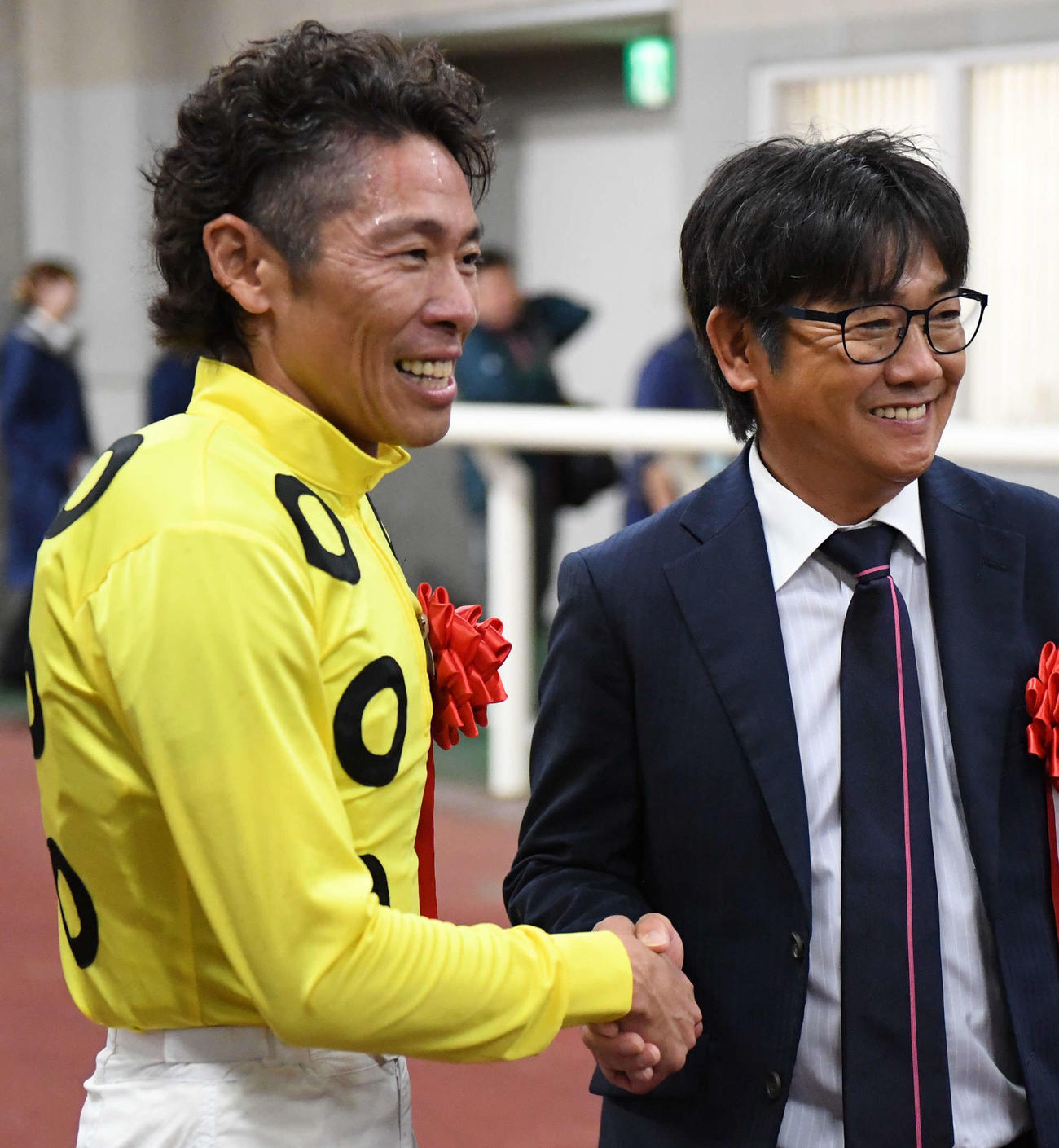 新潟大賞典を勝利し、がっつり握手を交わす古川騎手（左）と田中勝師（撮影・深田雄智）