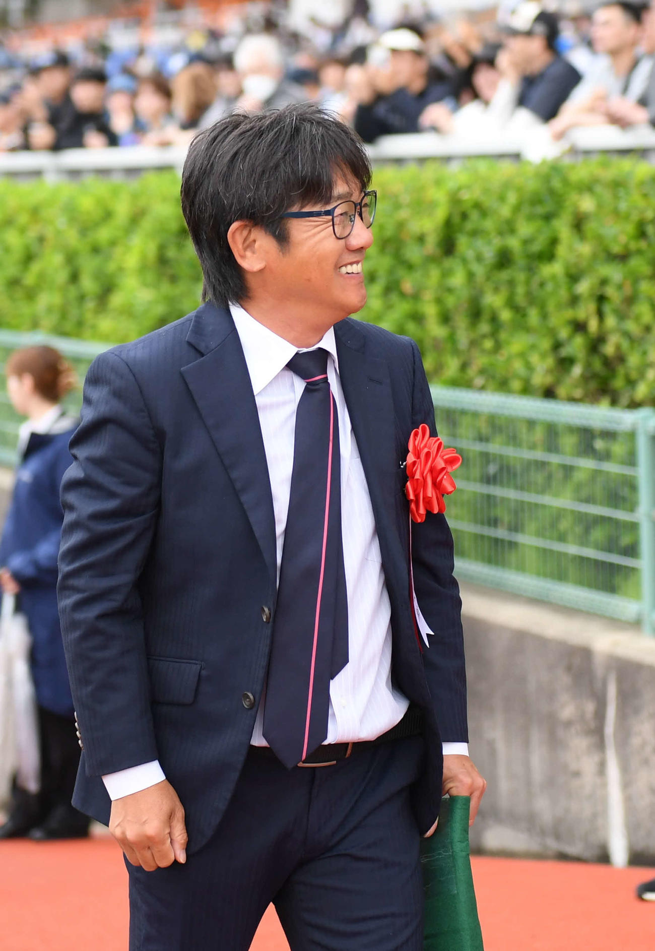 新潟大賞典を勝利し、観客の声援に“カッチースマイル”で応える田中勝師（撮影・深田雄智）