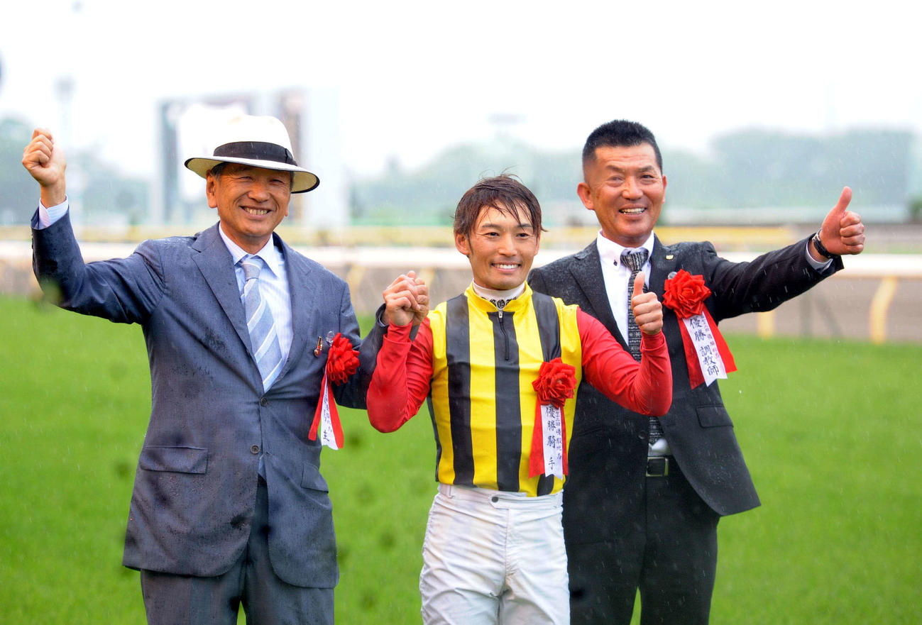 11年オークスをエリンコートで制した後藤騎手（中央）。左は吉田照哉オーナー、右は笹田師