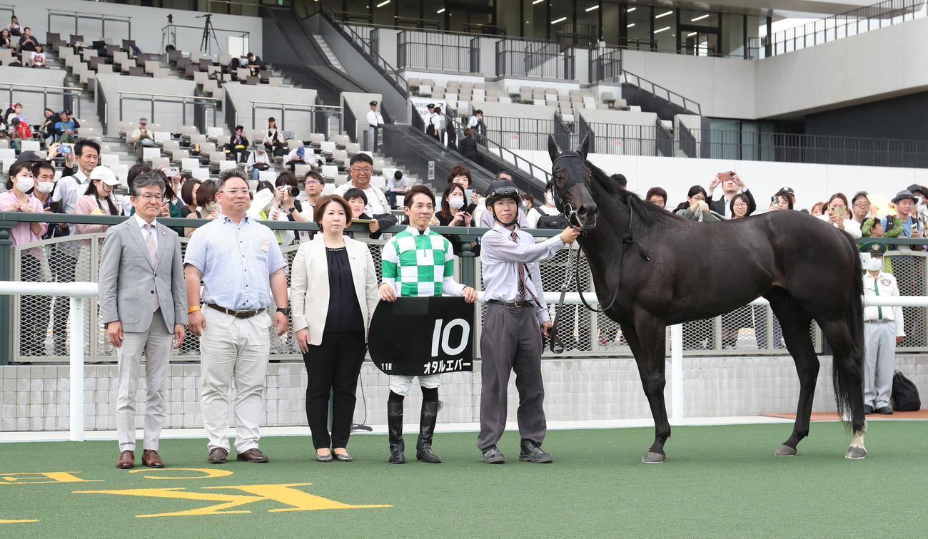 京都11R、鞍馬Sを制したオタルエバーと口取りに並ぶ幸騎手（右から2人目）（撮影・白石智彦）