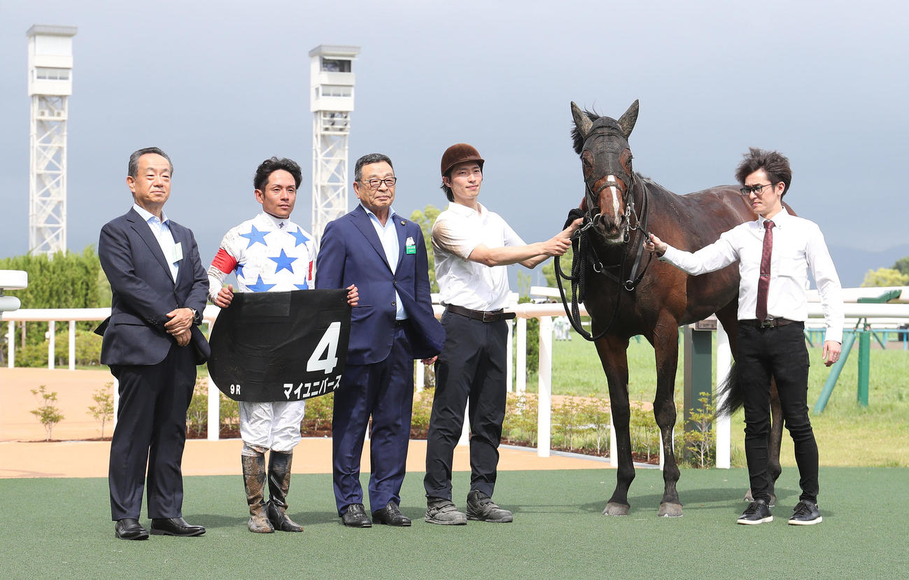 京都9R、あずさ賞を制したマイユニバースと口取りに並ぶ浜中騎手（左から2人目）（撮影・白石智彦）