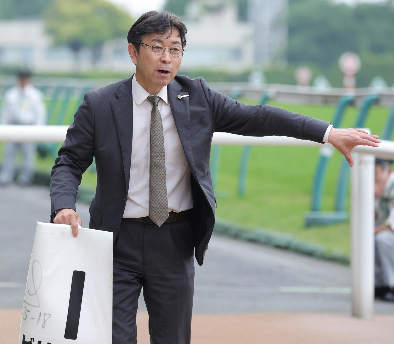 東京5R3歳未勝利戦をビリングスで制し通算700勝を達成した手塚貴久調教師（撮影・野上伸悟）