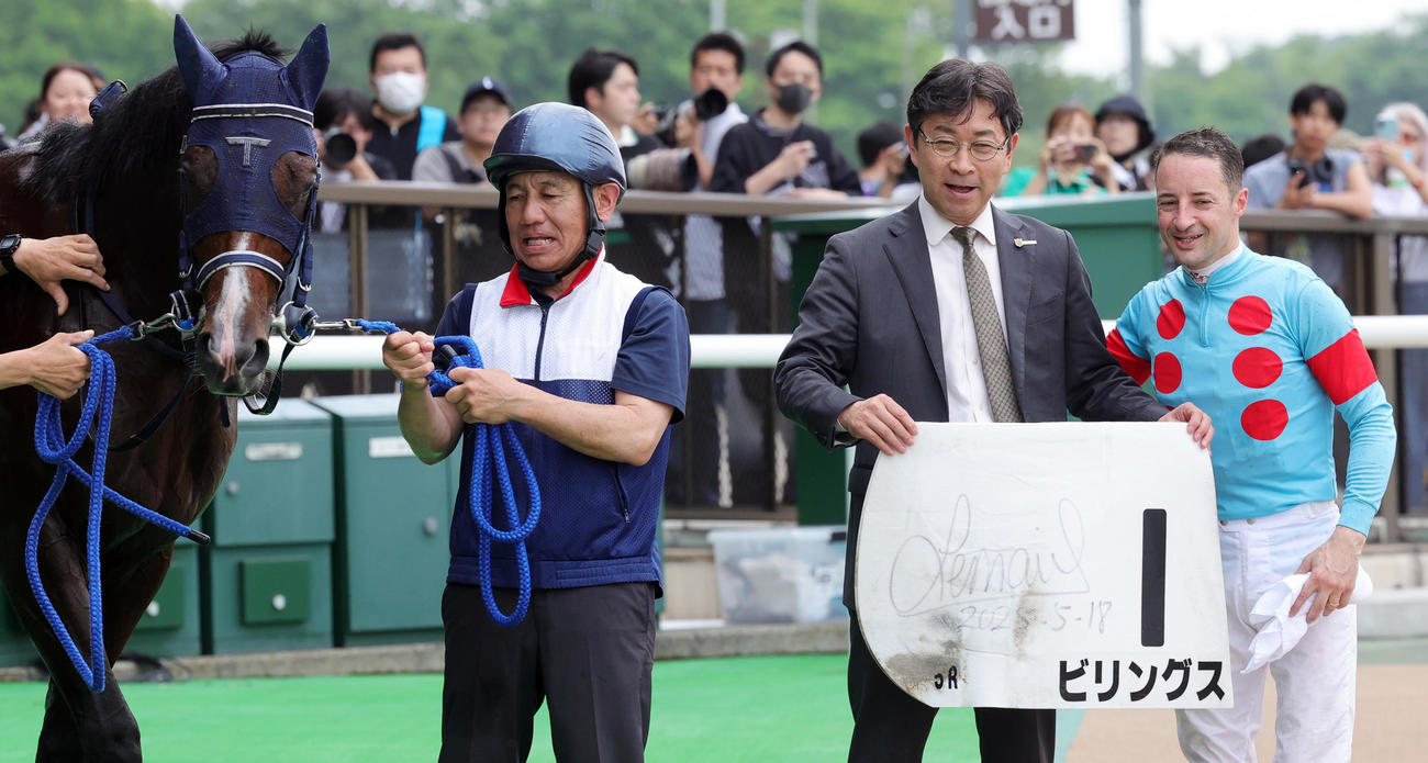 東京5R3歳未勝利戦をビリングスで制し通算700勝を達成、ルメール騎手（右端）と喜ぶ手塚貴久調教師（撮影・野上伸悟）