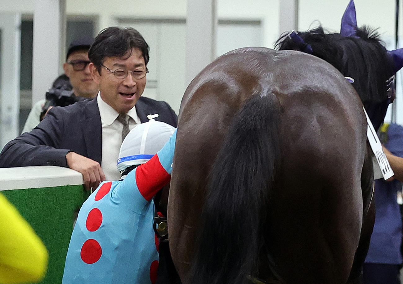 東京5R3歳未勝利戦をビリングスで制し通算700勝を達成、ルメール騎手と談笑する手塚貴久調教師（撮影・野上伸悟）