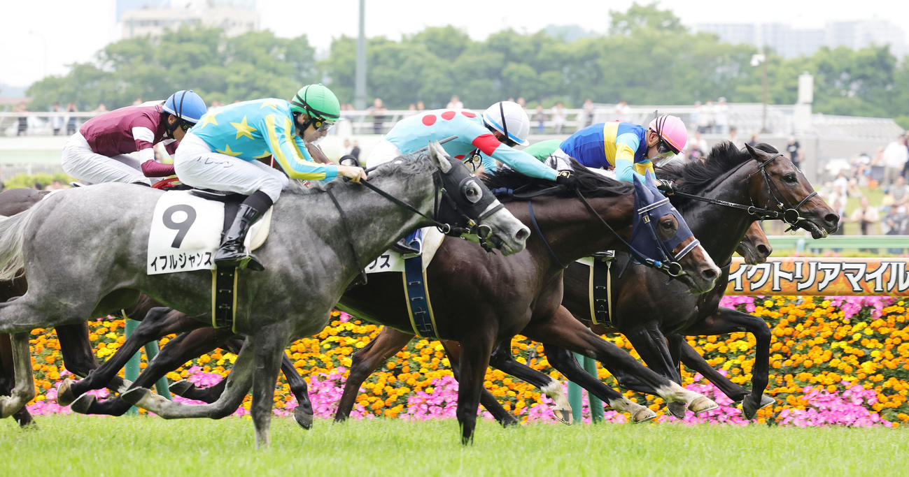 東京5R3歳未勝利戦で1着になったルメール騎乗のビリングス（手前から2頭目、白帽）（撮影・野上伸悟）