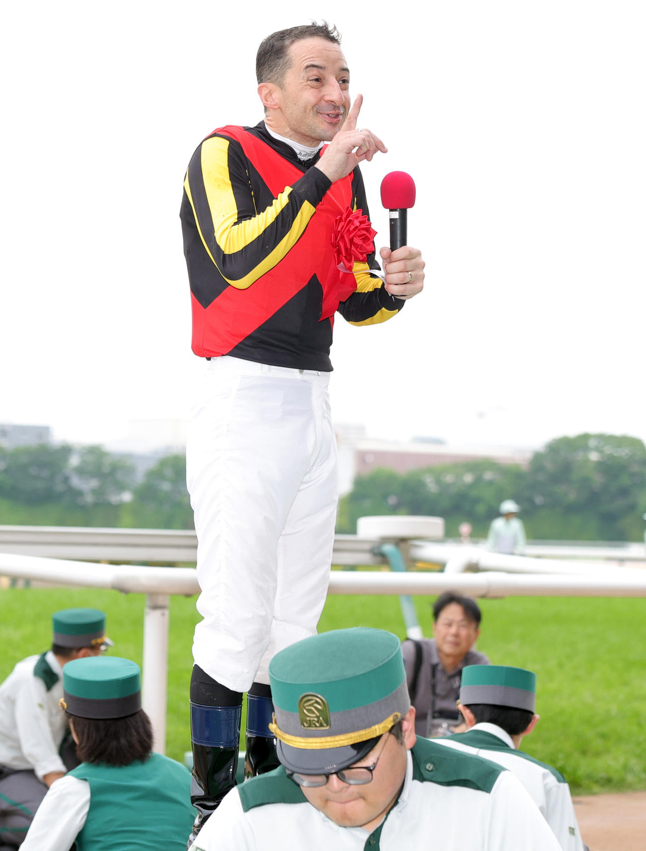 アスコリピチェーノでヴィクトリアマイルを制したルメール騎手は、誕生日を祝われ喜ぶ（撮影・野上伸悟）