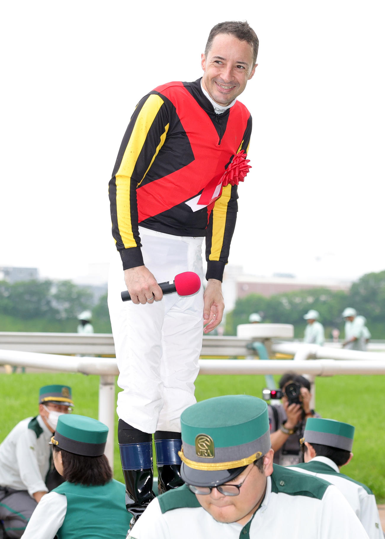 アスコリピチェーノでヴィクトリアマイルを制したルメール騎手は、誕生日を祝われ喜ぶ（撮影・野上伸悟）