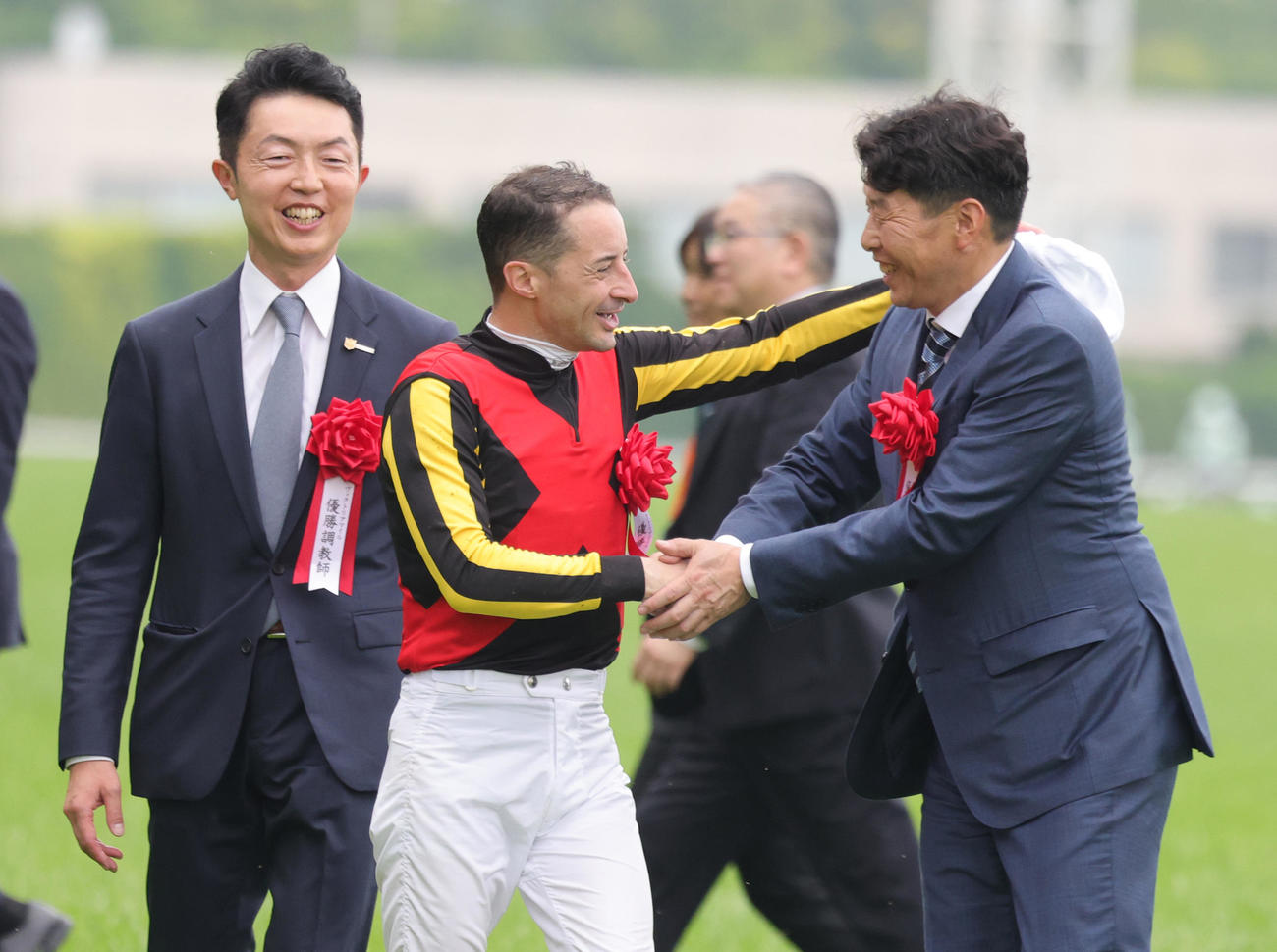 ヴィクトリアマイルを制し喜ぶ左から黒岩調教師、ルメール騎手、馬主サンデーレーシングの吉田代表