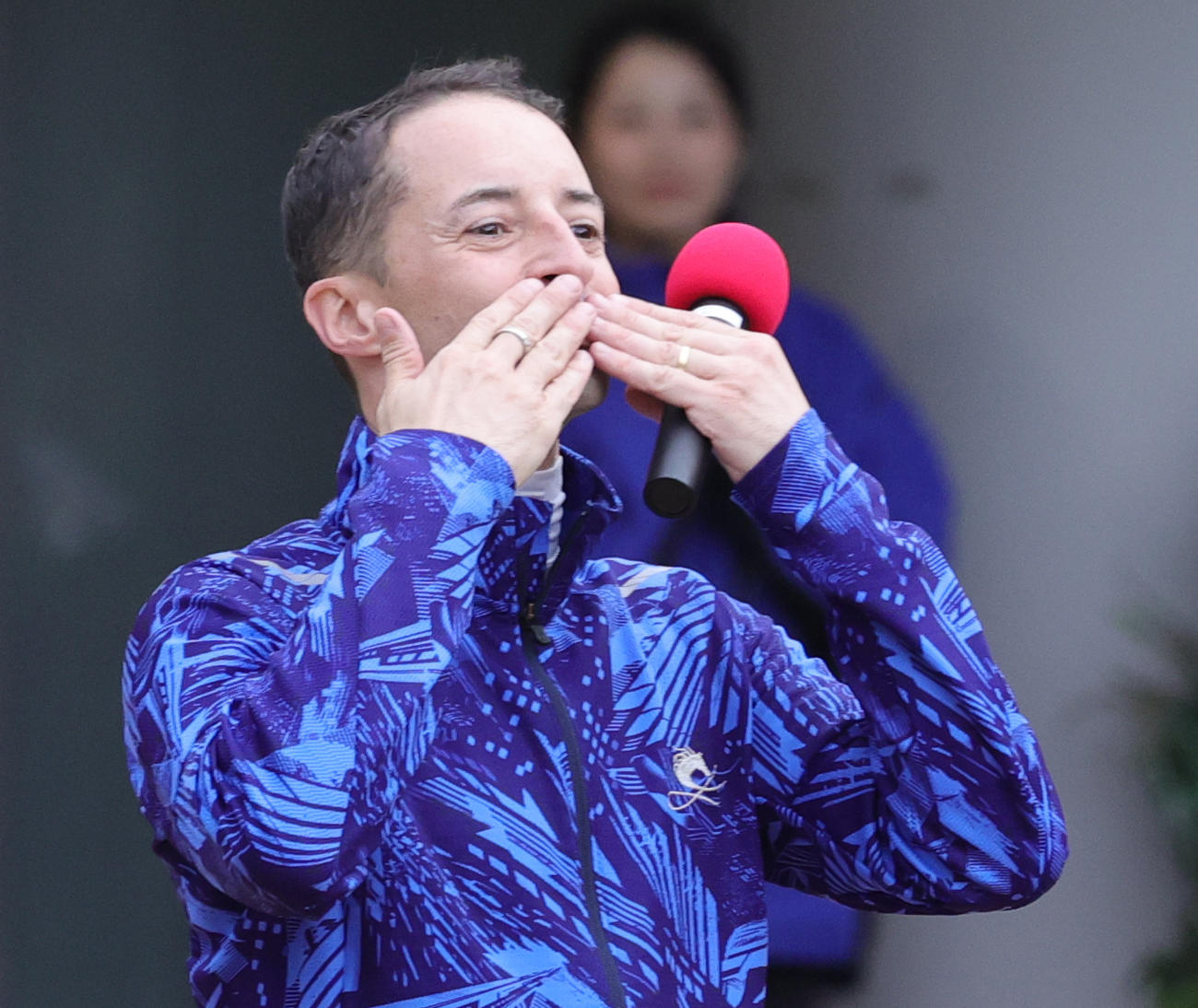 レース後のトークショーに飛び入り参加したルメール騎手は、ファンに投げキス（撮影・野上伸悟）