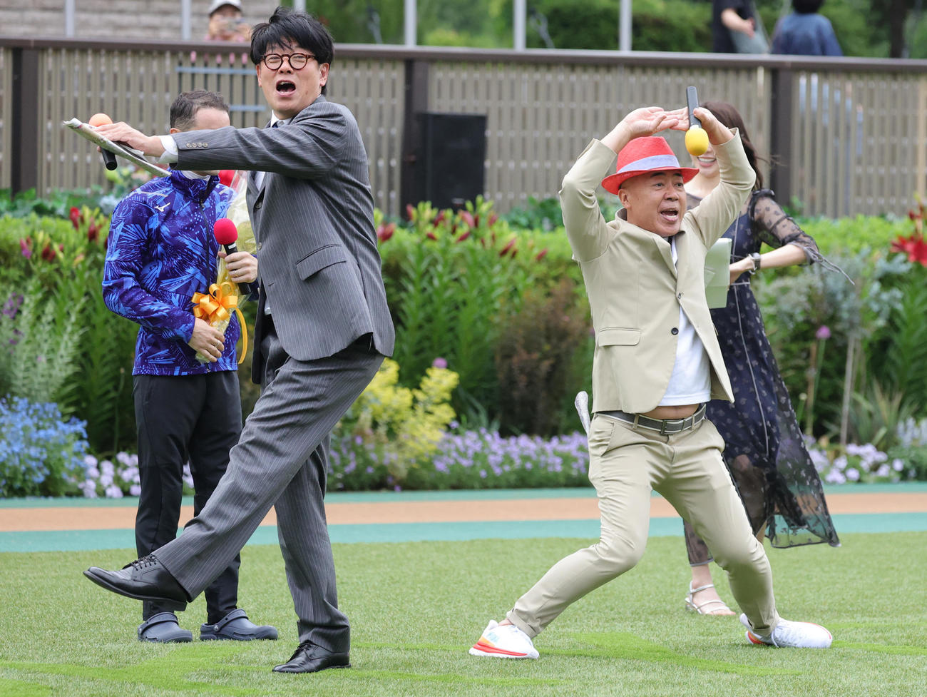アスコリピチェーノでヴィクトリアMを制したルメール騎手（後方）を「祝ポーズ」で祝うTIMのレッド吉田（左）とゴルゴ松本（撮影・野上伸悟）