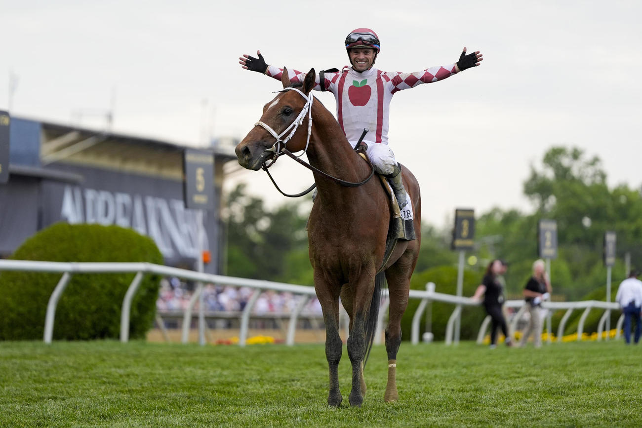 プリークネスSを制したジャーナリズムとリスポリ騎手（AP)
