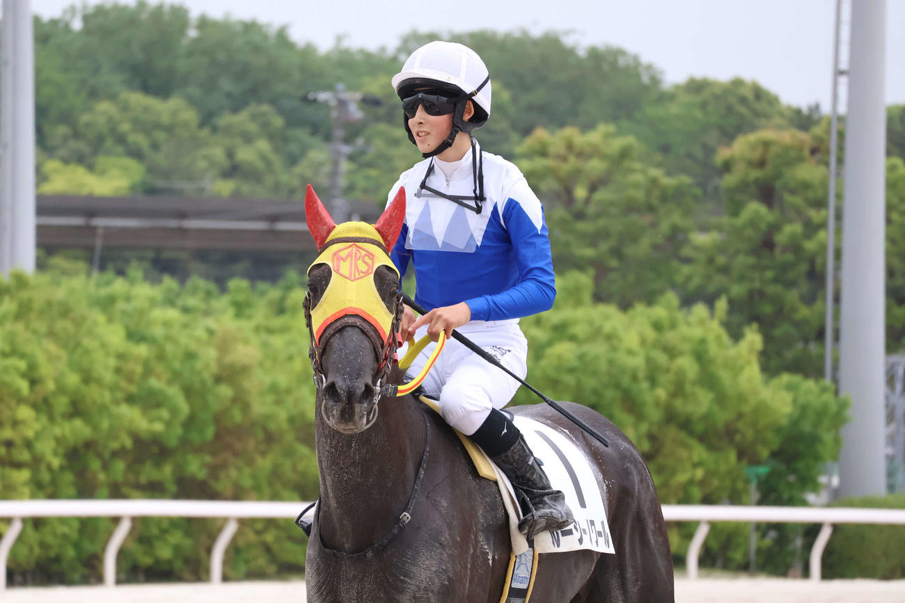 ルーシーノワールで初勝利を挙げ引き揚げてきた杉山海波騎手