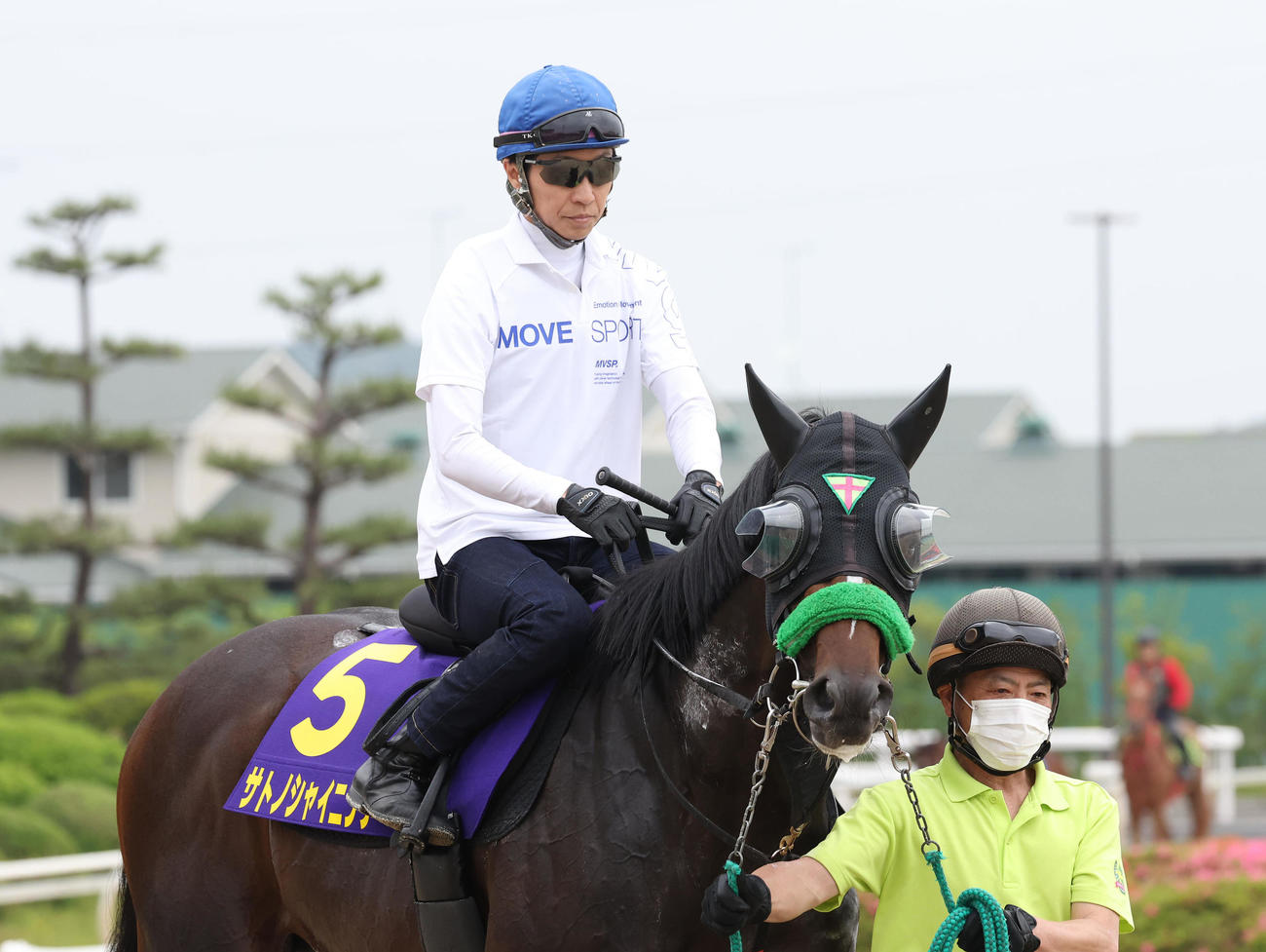 武豊騎手を背に調教へ向かうサトノシャイニング（撮影・白石智彦）