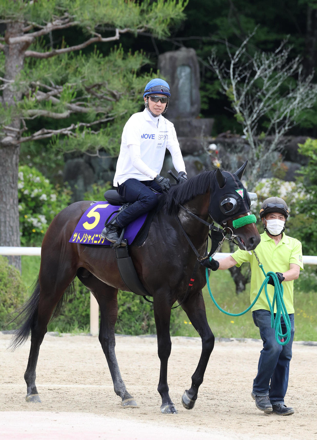武豊騎手を背に調教へ向かうサトノシャイニング（撮影・白石智彦）