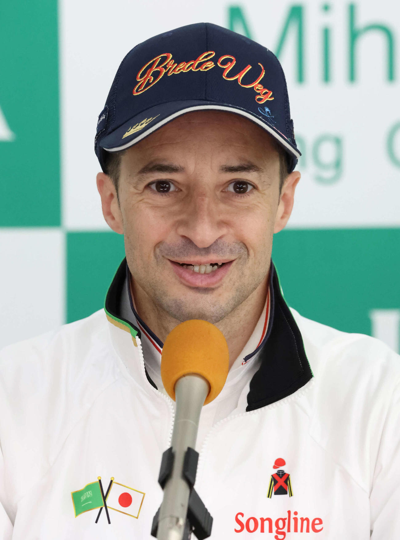 エンブロイダリーの最終追い切りを終えて記者会見するルメール騎手（撮影・丹羽敏通）