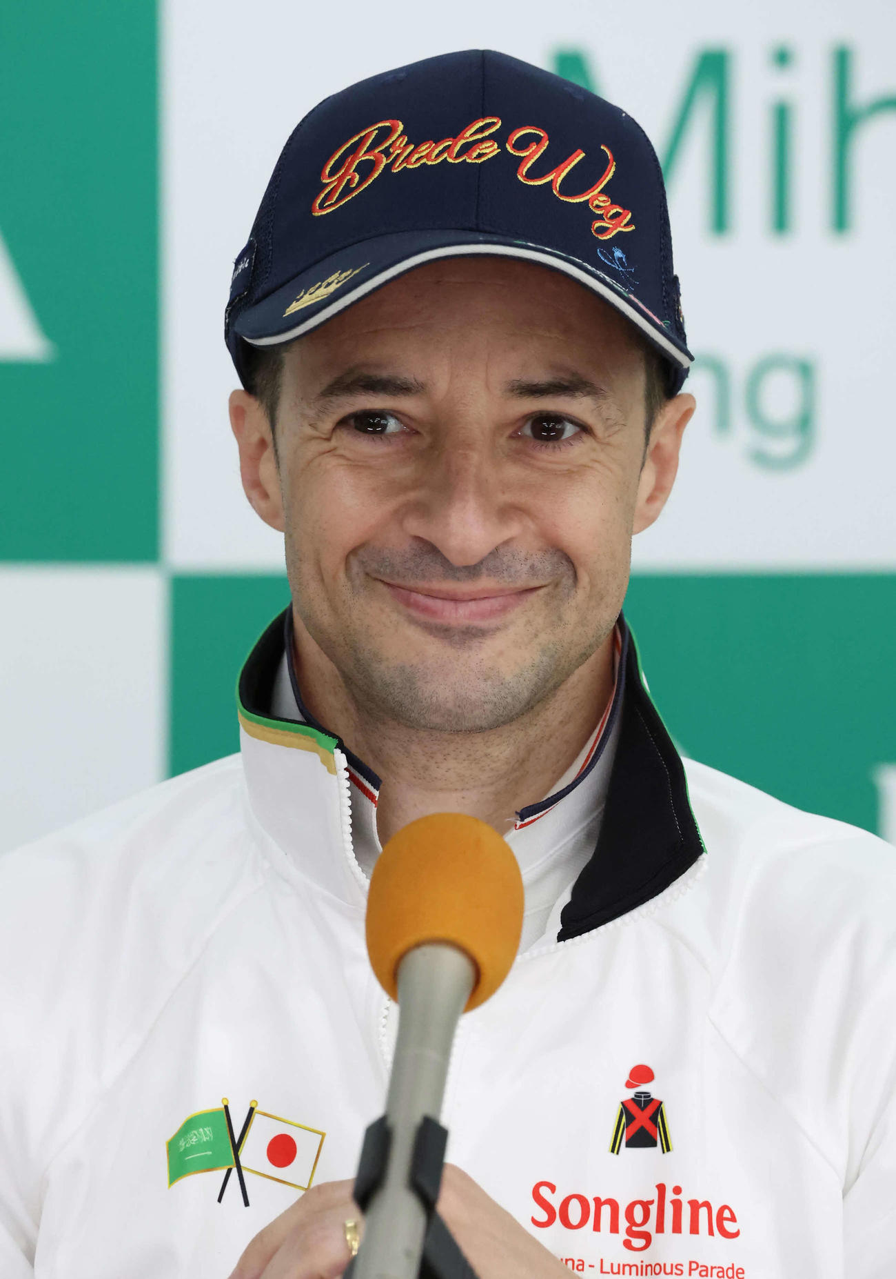 エンブロイダリーの最終追い切りを終えて記者会見するルメール騎手（撮影・丹羽敏通）