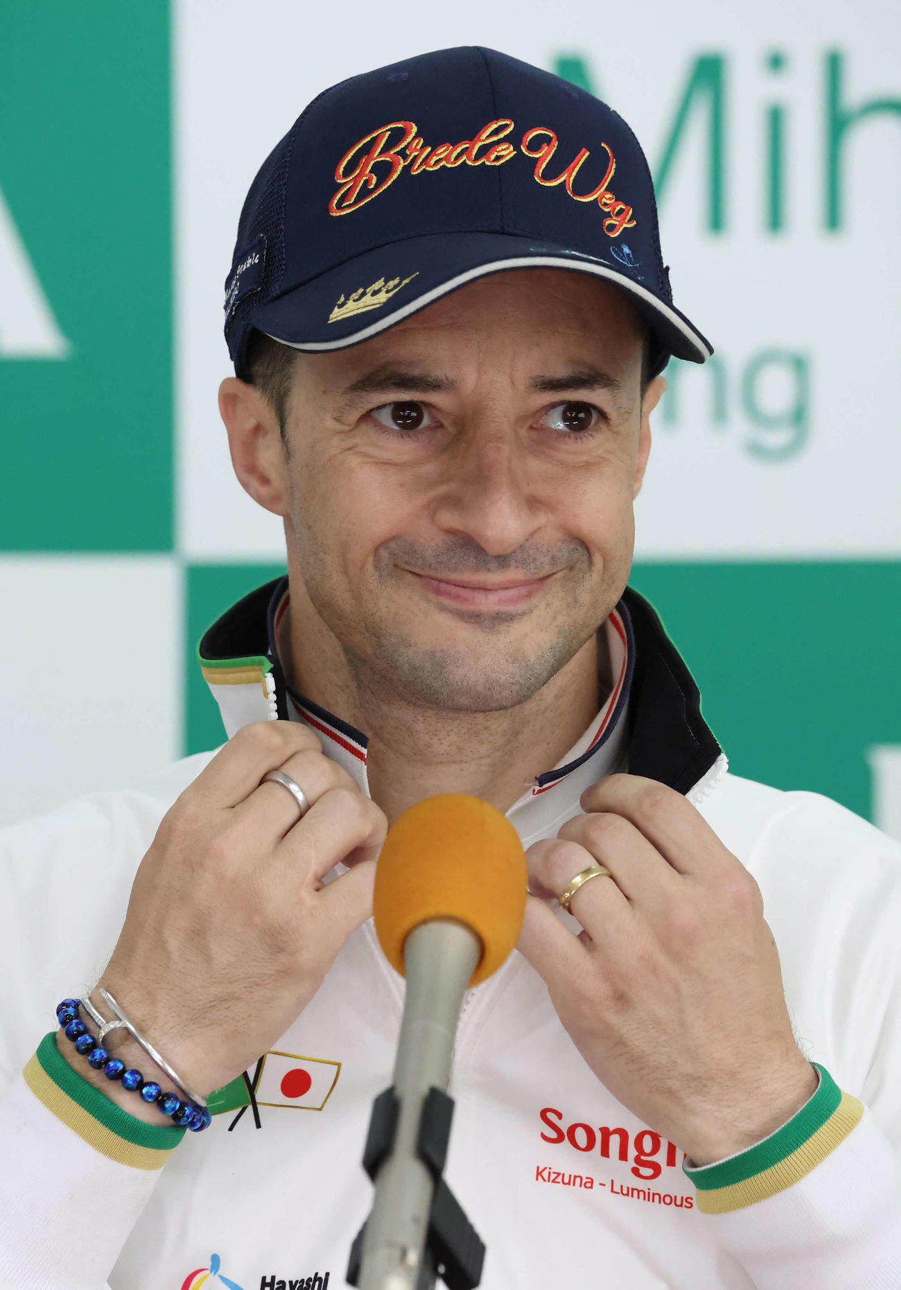 エンブロイダリーの最終追い切りを終えて記者会見するルメール騎手（撮影・丹羽敏通）