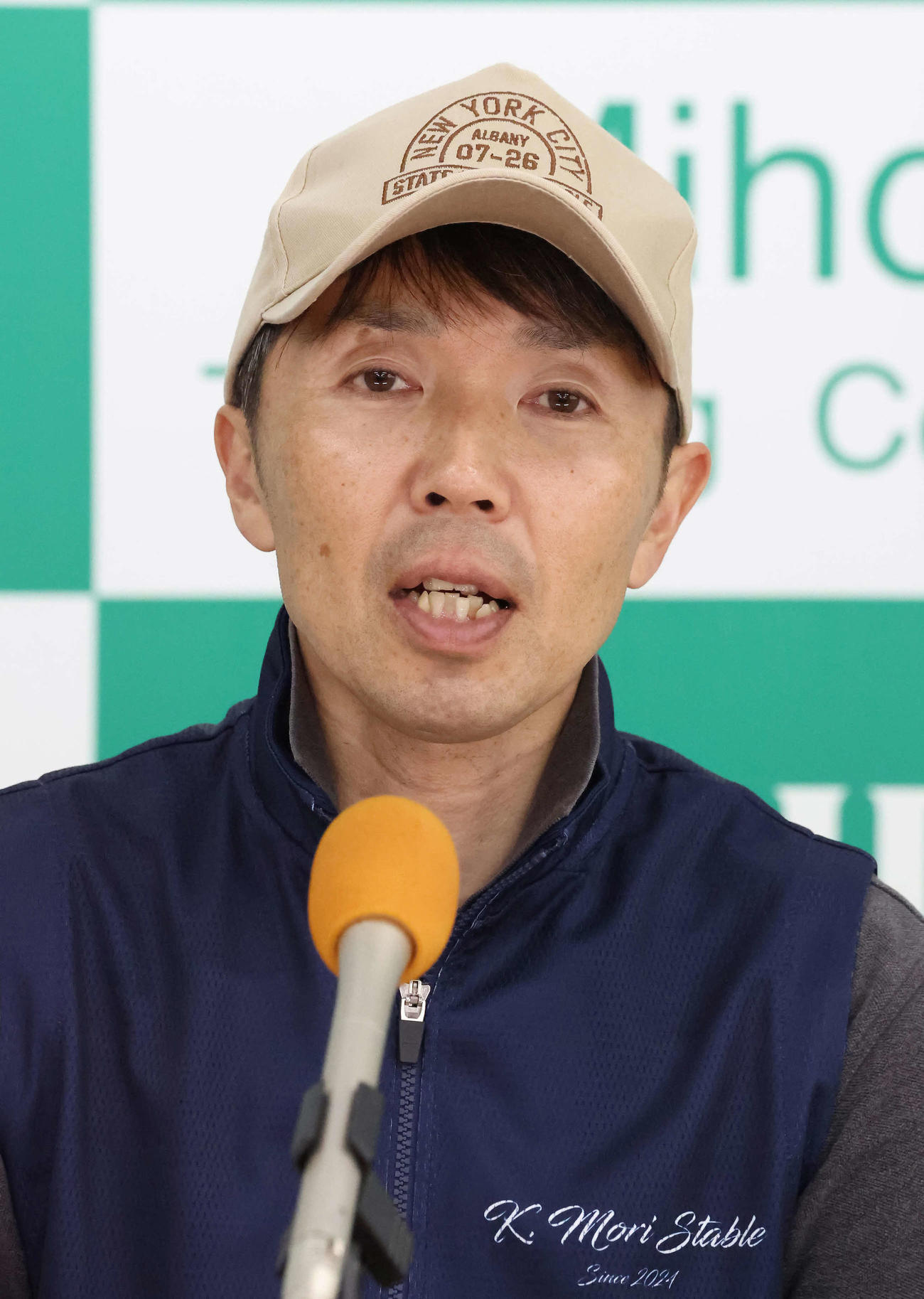 エンブロイダリーの最終追い切りを終えて記者会見する森一師（撮影・丹羽敏通）