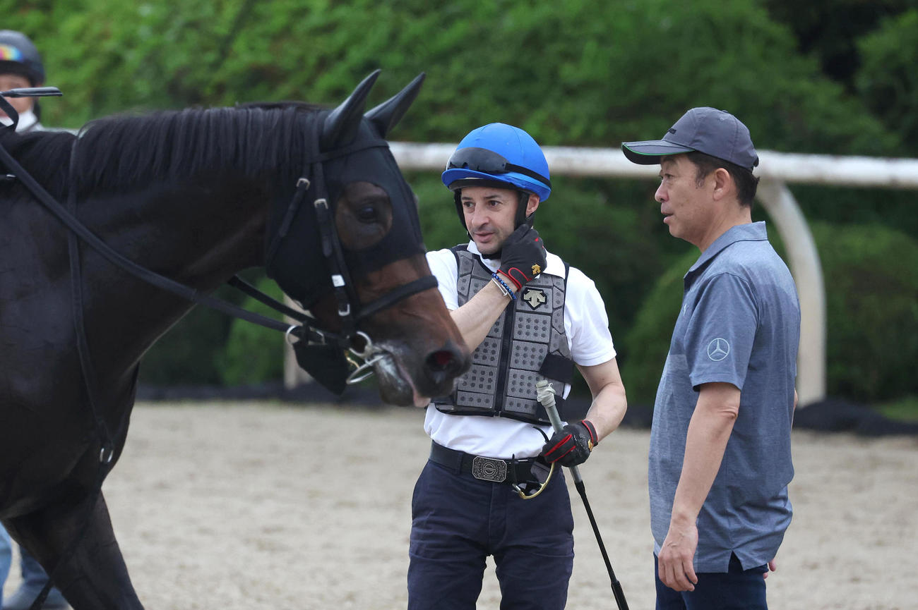 ショウヘイの追い切りを終え友道師（右）と会話を交わすルメール騎手（撮影・白石智彦）