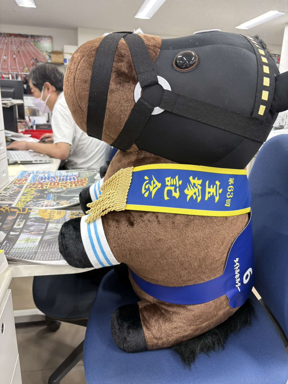 日刊スポーツのレース部でいすに座り、ダービー特集号を熟読するタイトルホルダー
