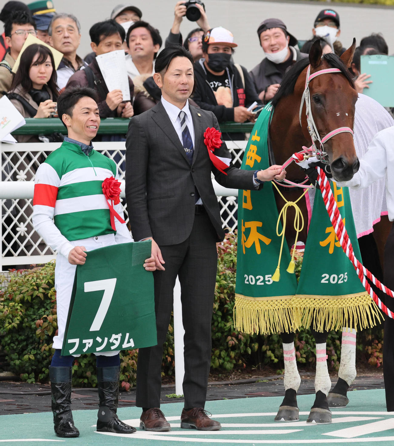 毎日杯を制したファンダムと北村宏騎手（左）
