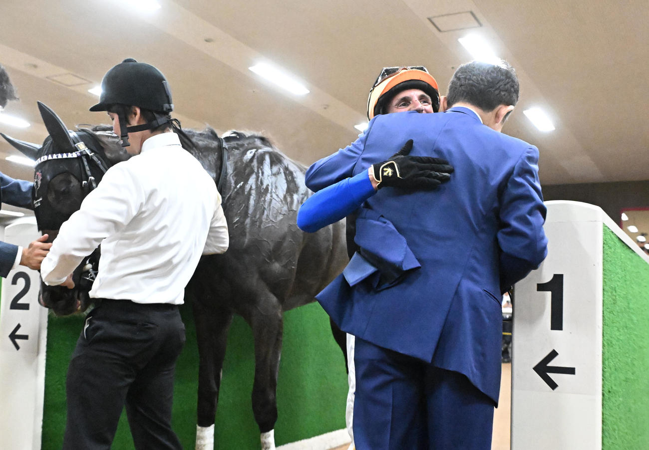 オークスをカムニャックで制し、友道師と抱き合って喜ぶシュタルケ騎手（撮影・千葉一成）