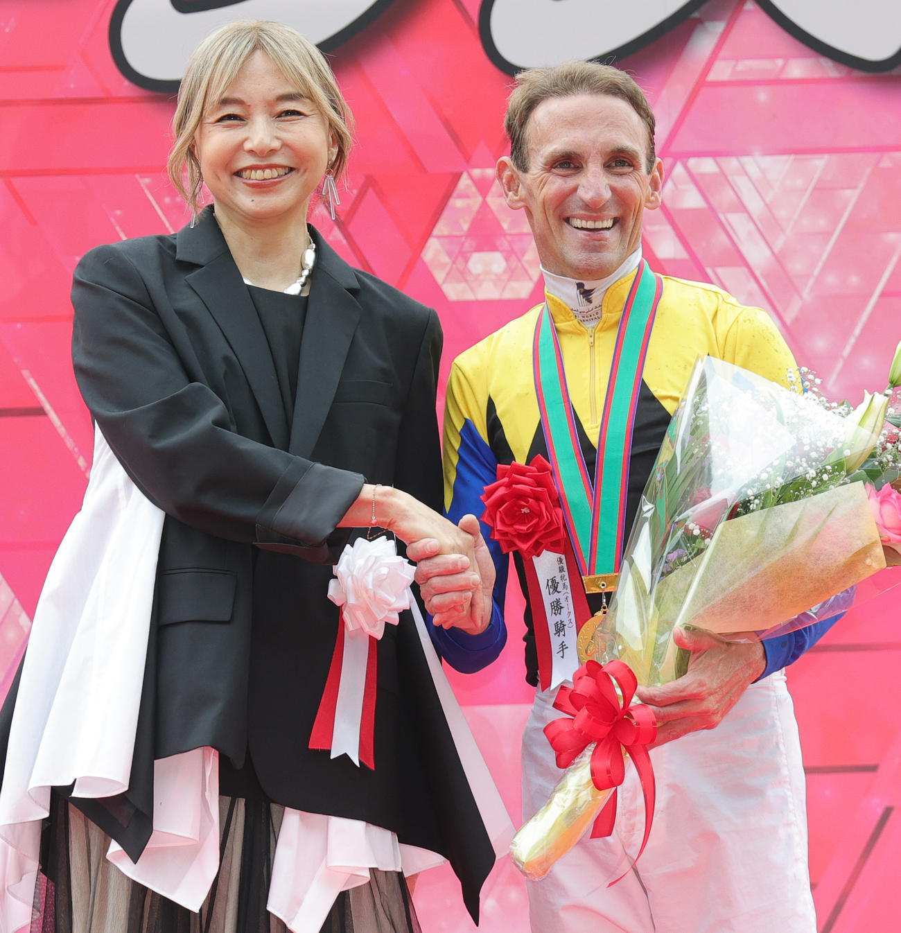 カムニャックで第86回オークスを制したシュタルケ騎手（右）は山口智子から祝福され笑顔（撮影・野上伸悟）