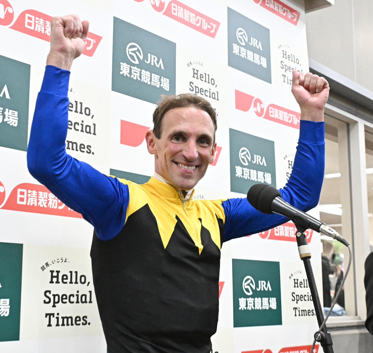 オークスをカムニャックで制し、喜ぶシュタルケ騎手（撮影・千葉一成）
