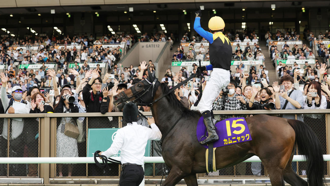 カムニャックでオークスを制し喜ぶシュタルケ騎手（撮影・野上伸悟）