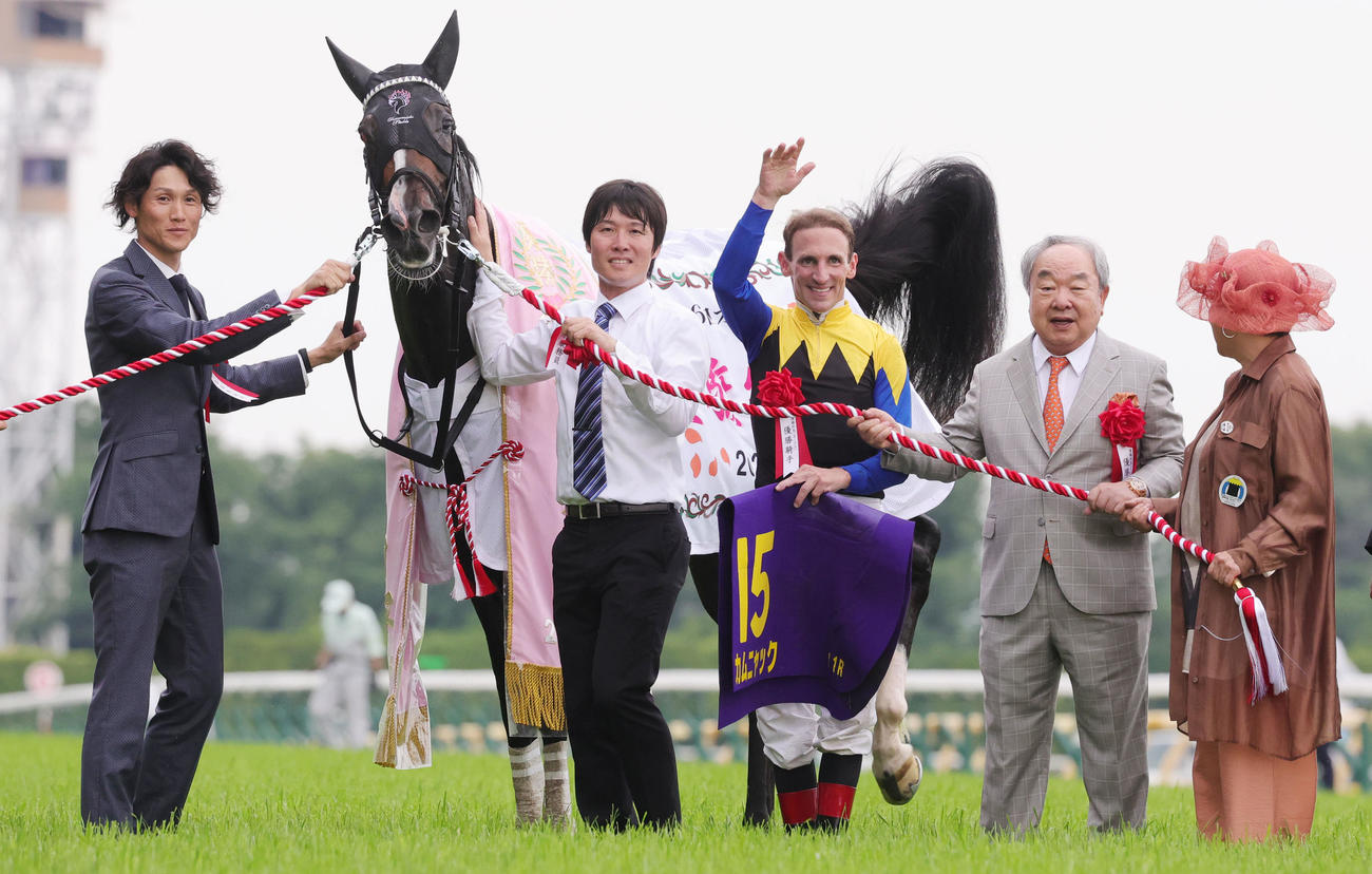 カムニャックでオークスを制し口取りに臨む金子オーナー（右から2人目）（撮影・野上伸悟）