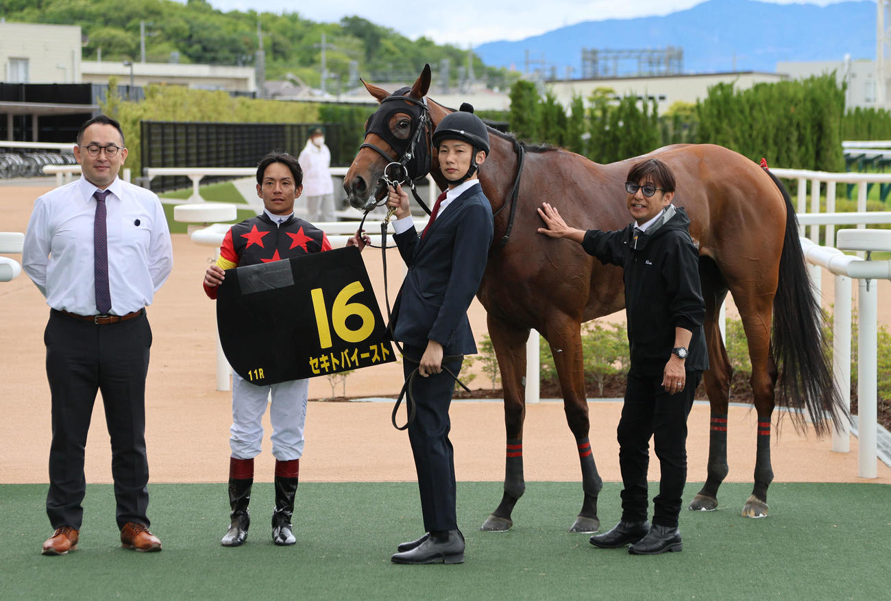 京都11R都大路Sを制した浜中騎手とセキトバイーストは口取りに納まる（撮影・西尾就之）