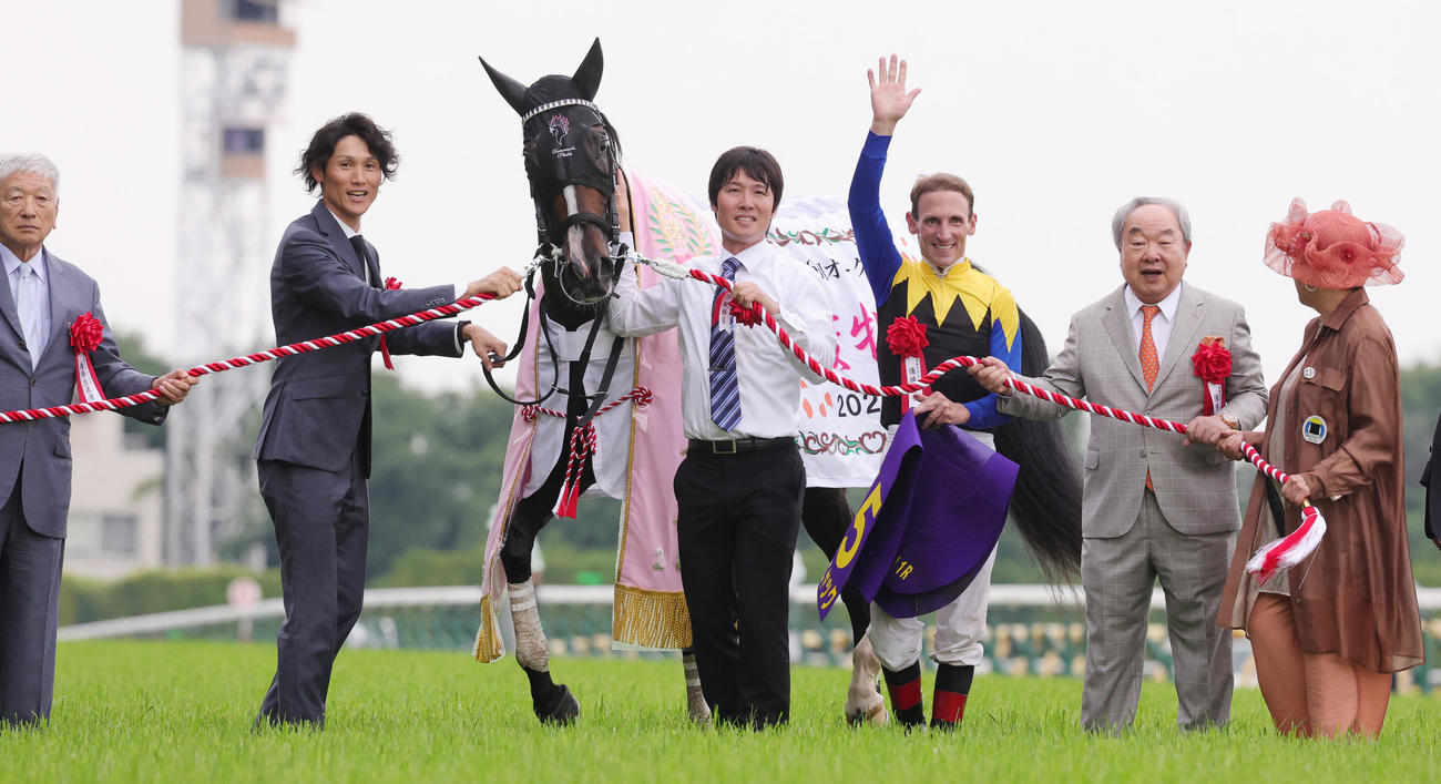 カムニャックでオークスを制し喜ぶシュタルケ騎手（右から3人目）ら関係者（撮影・野上伸悟）