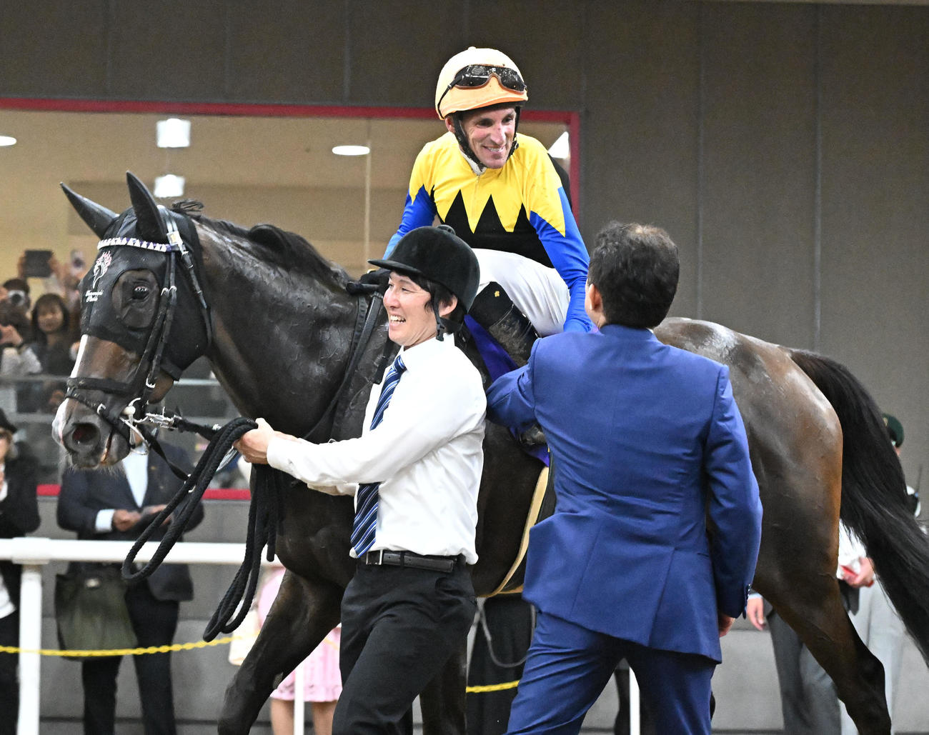 東京11R、オークスをカムニャックで制し、友道師と握手するシュタルケ騎手（撮影・千葉一成）