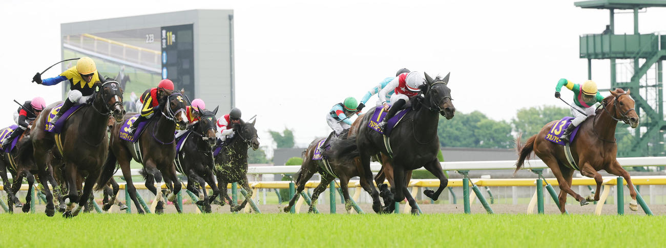 オークスを制したシュタルケ騎手が騎乗するカムニャック（左端）（撮影・野上伸悟）