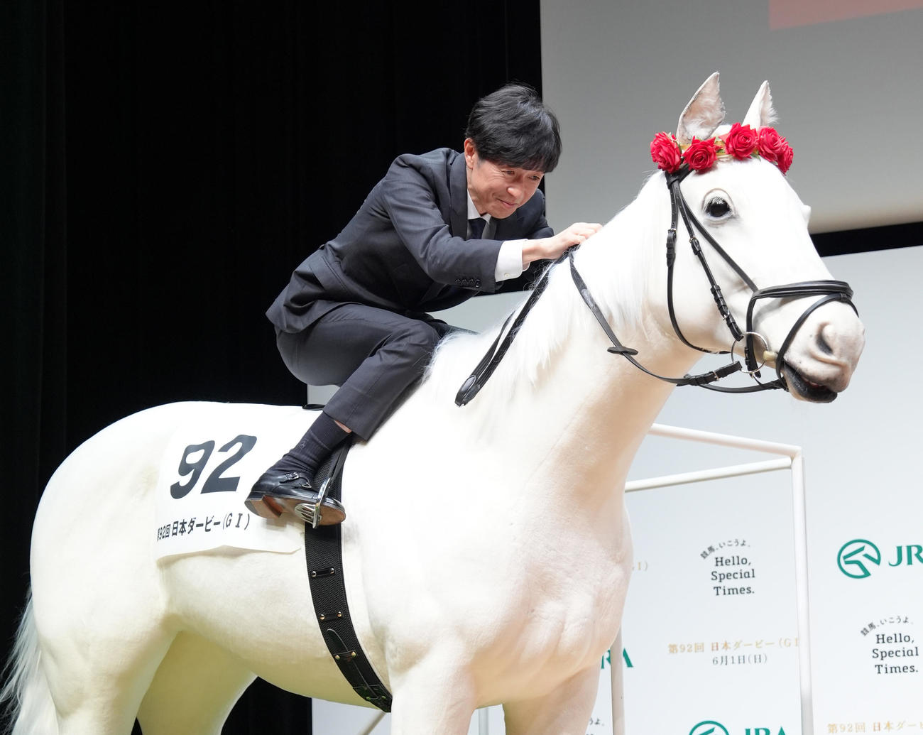 「馬ロボ」に騎乗する武豊騎手（撮影・足立雅史）