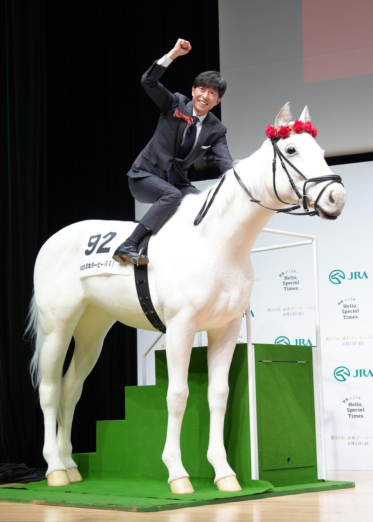 「馬ロボ」に騎乗しガッツポーズする武豊騎手（撮影・足立雅史）