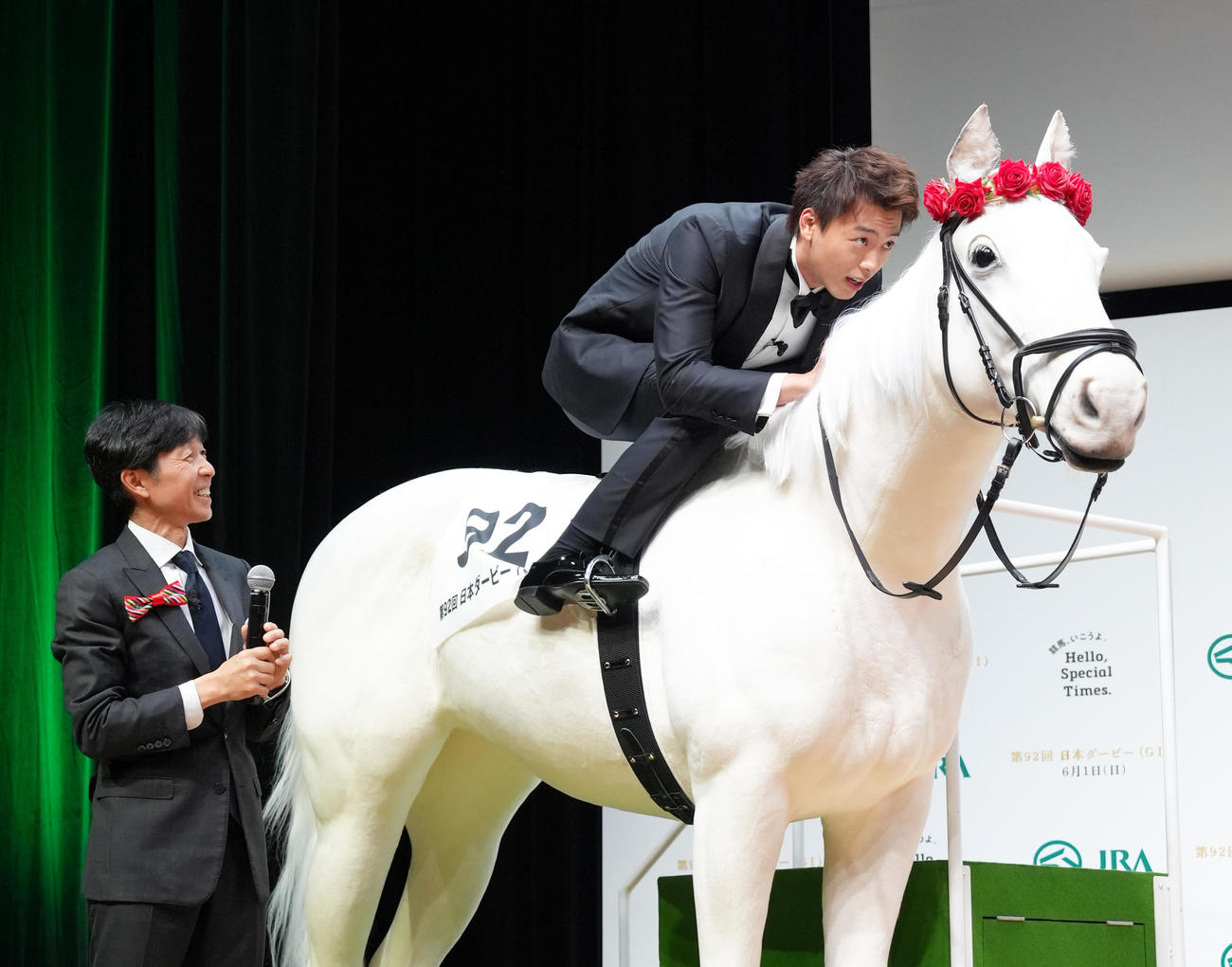 「馬ロボ」に騎乗する竹内涼真（右）。左は武豊騎手（撮影・足立雅史）