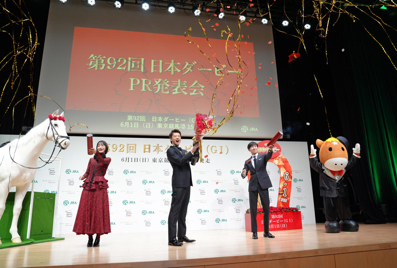 「ローズクラッカー」で会場を盛り上げる、左から見上愛、竹内涼真、武豊騎手（撮影・足立雅史）