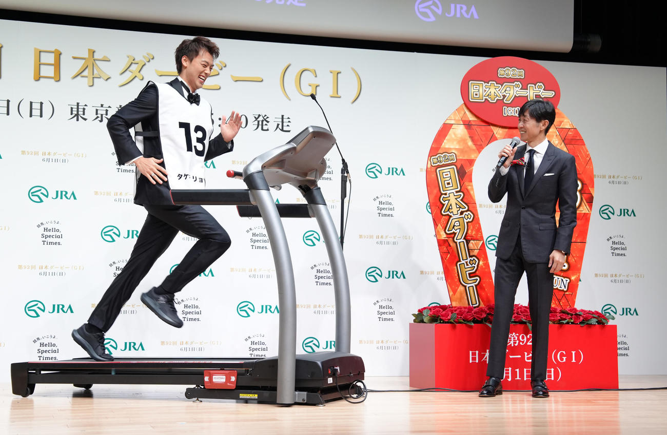 ランニングマシンに挑戦する竹内涼真（左）を笑顔で見つめる武豊騎手（撮影・足立雅史）