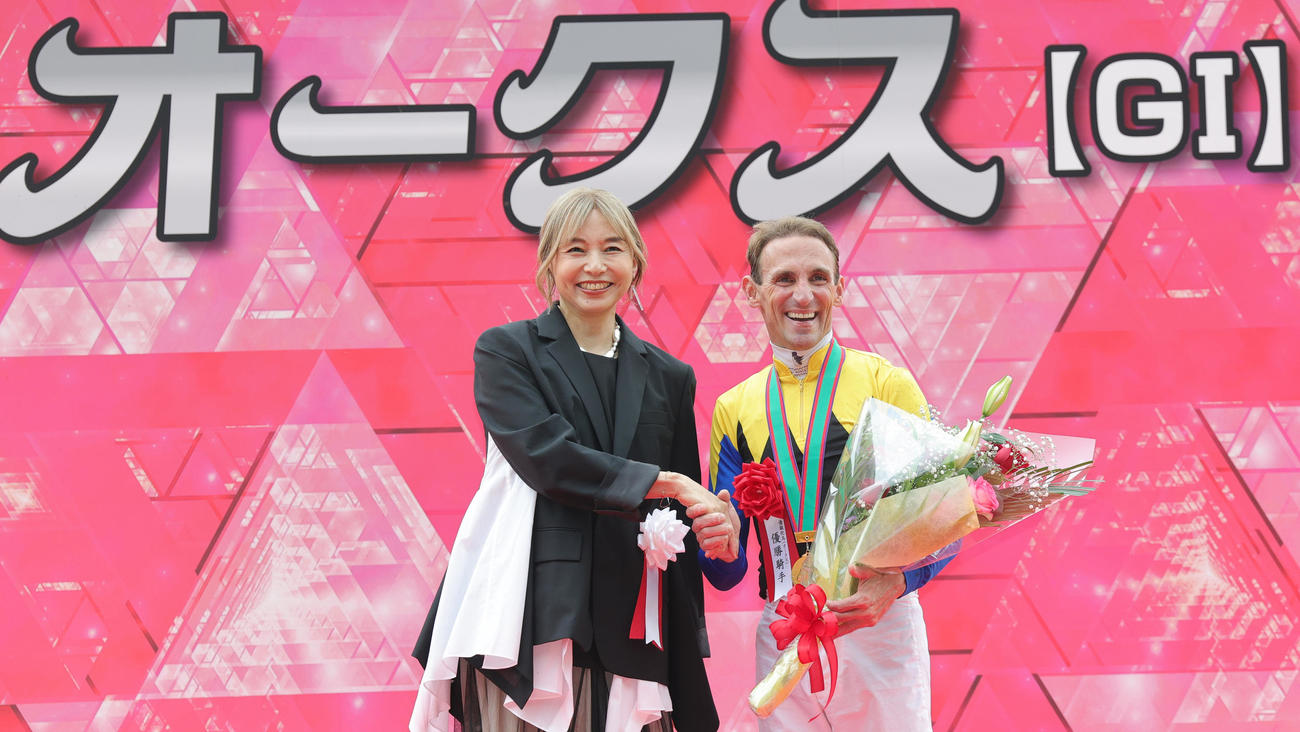 カムニャックでオークスを制したシュタルケ騎手（右）と山口智子（2025年5月25日撮影）