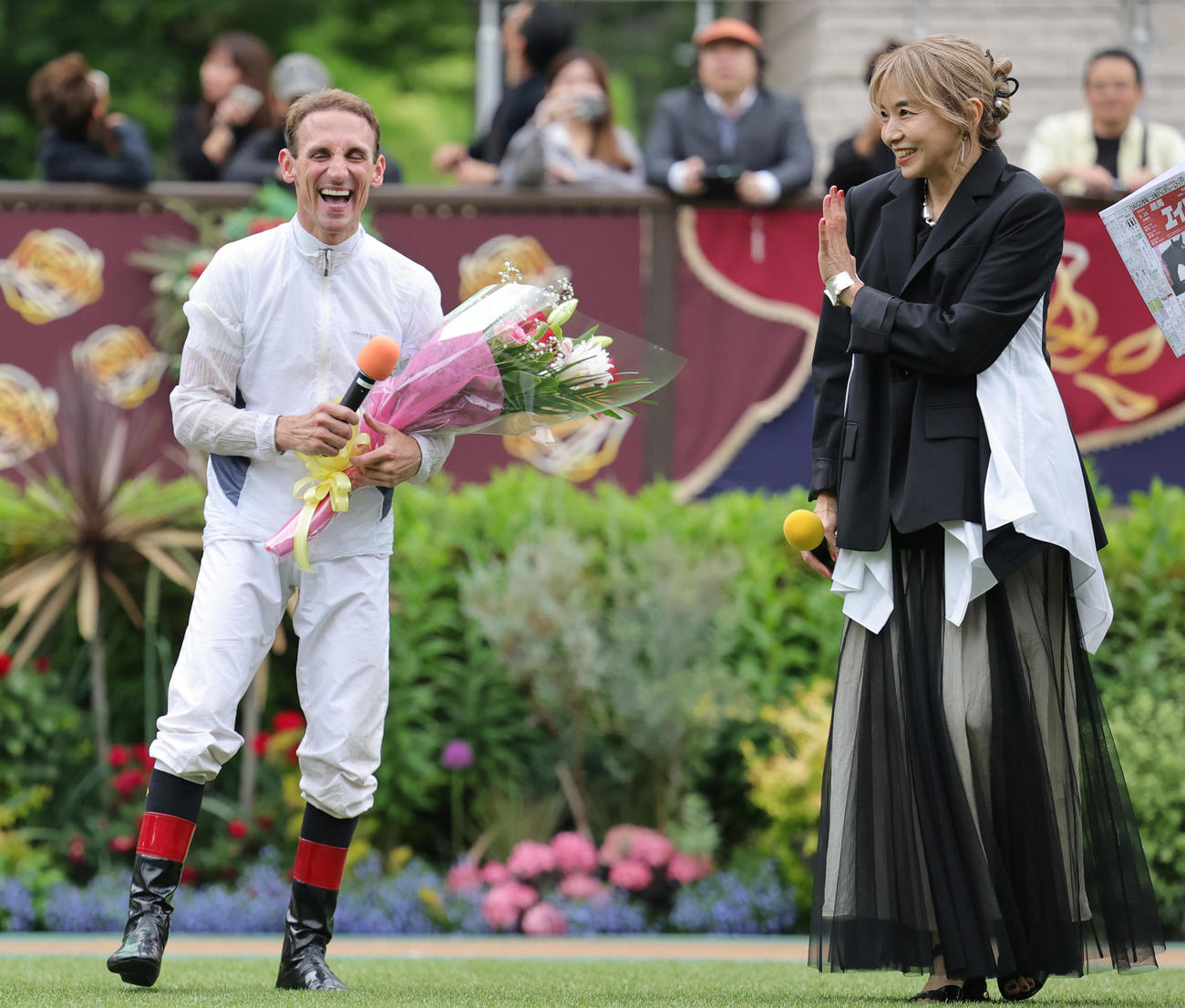 カムニャックでオークスを制したシュタルケ騎手（左）と山口智子（2025年5月25日撮影）