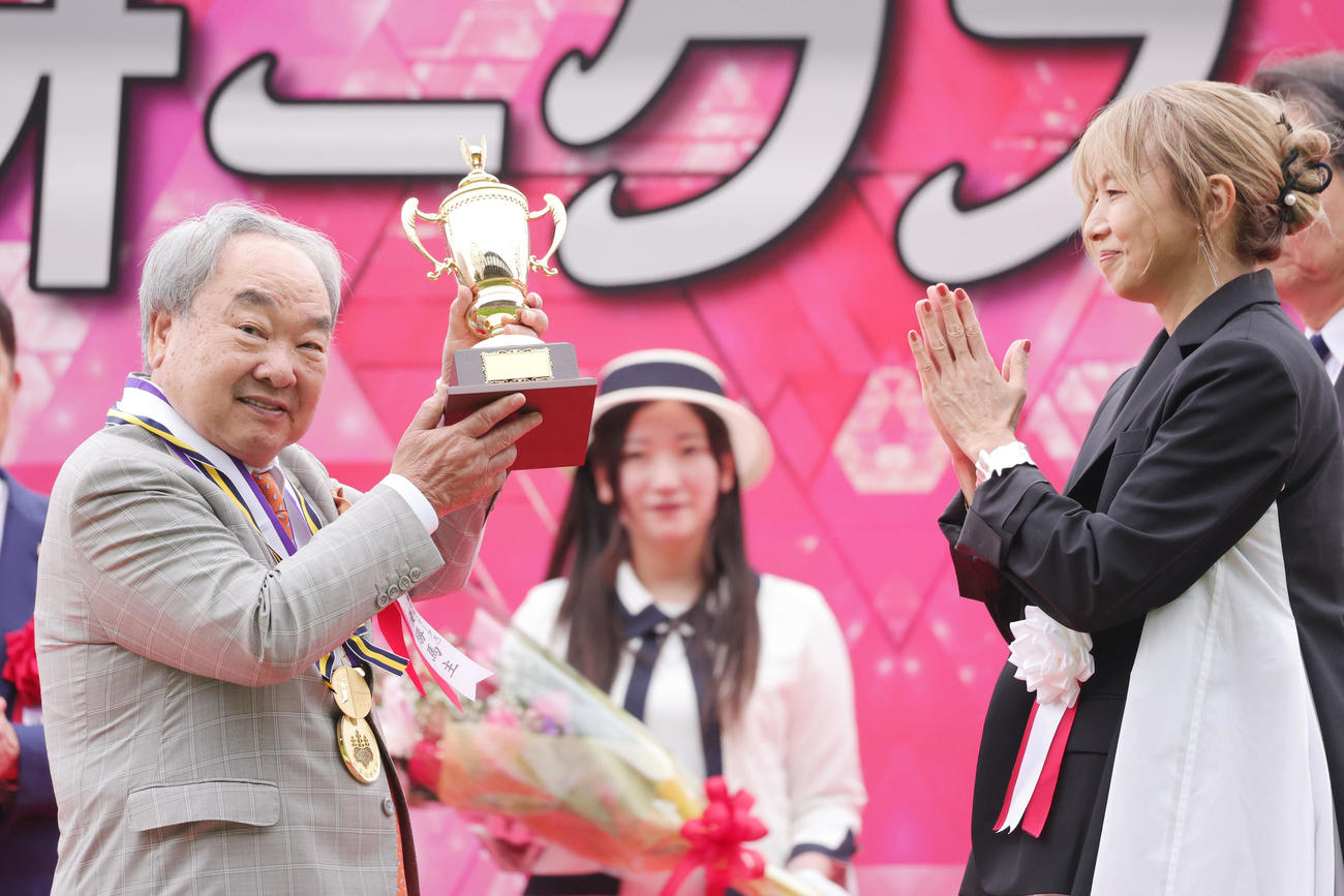 カムニャックでオークスを制した金子真人オーナー（左）にトロフィーを渡す山口智子（2025年5月25日撮影）