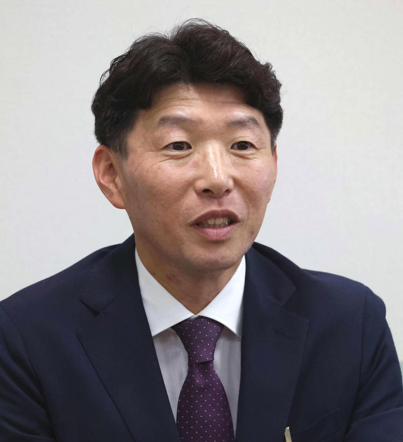 インタビューに答えるサンデーレーシングの吉田代表（撮影・丹羽敏通）
