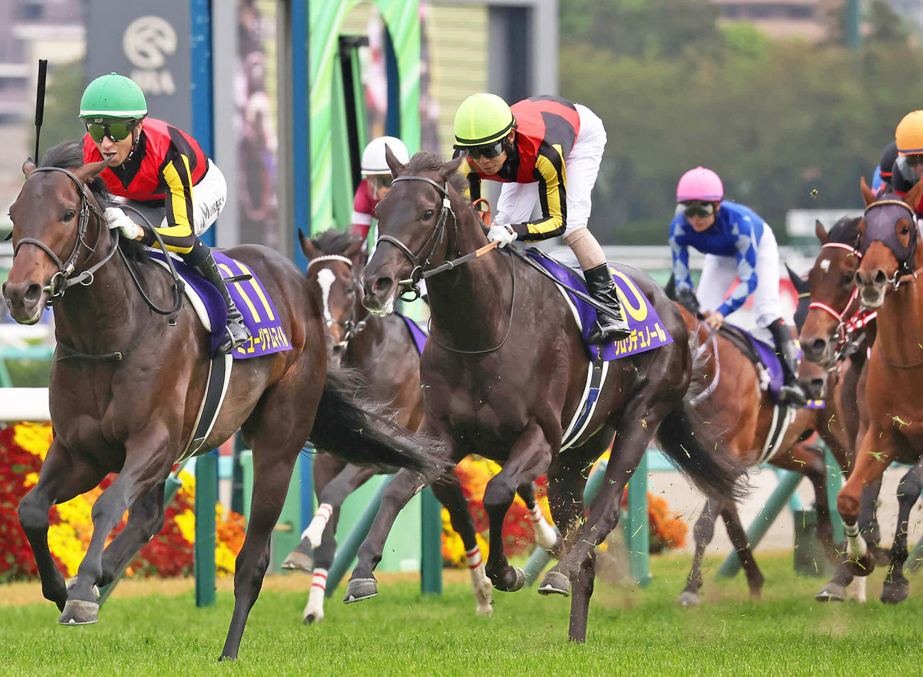 皐月賞2着に敗れたクロワデュノール（中央）。左は勝ったミュージアムマイル