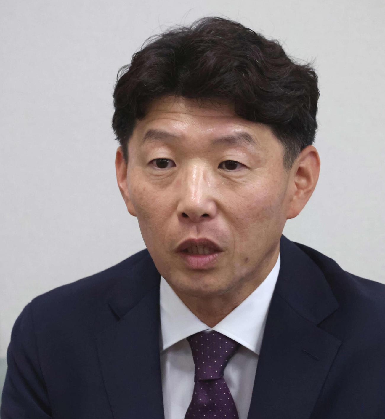 インタビューに答えるサンデーレーシングの吉田代表（撮影・丹羽敏通）