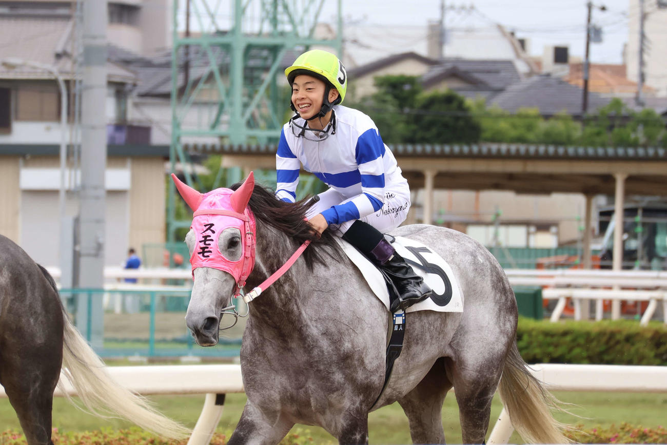 スモモモモモモモモに騎乗して初勝利を挙げ笑顔で引き揚げてきた浦和の中山遥人騎手