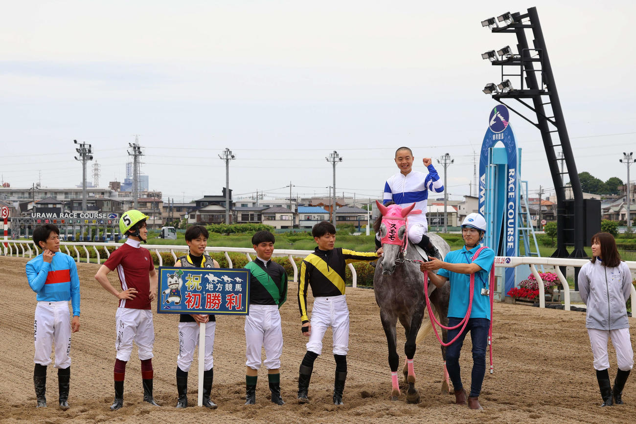 スモモモモモモモモに騎乗して初勝利を挙げ記念撮影の馬上でガッツポーズを見せる浦和の中山遥人騎手