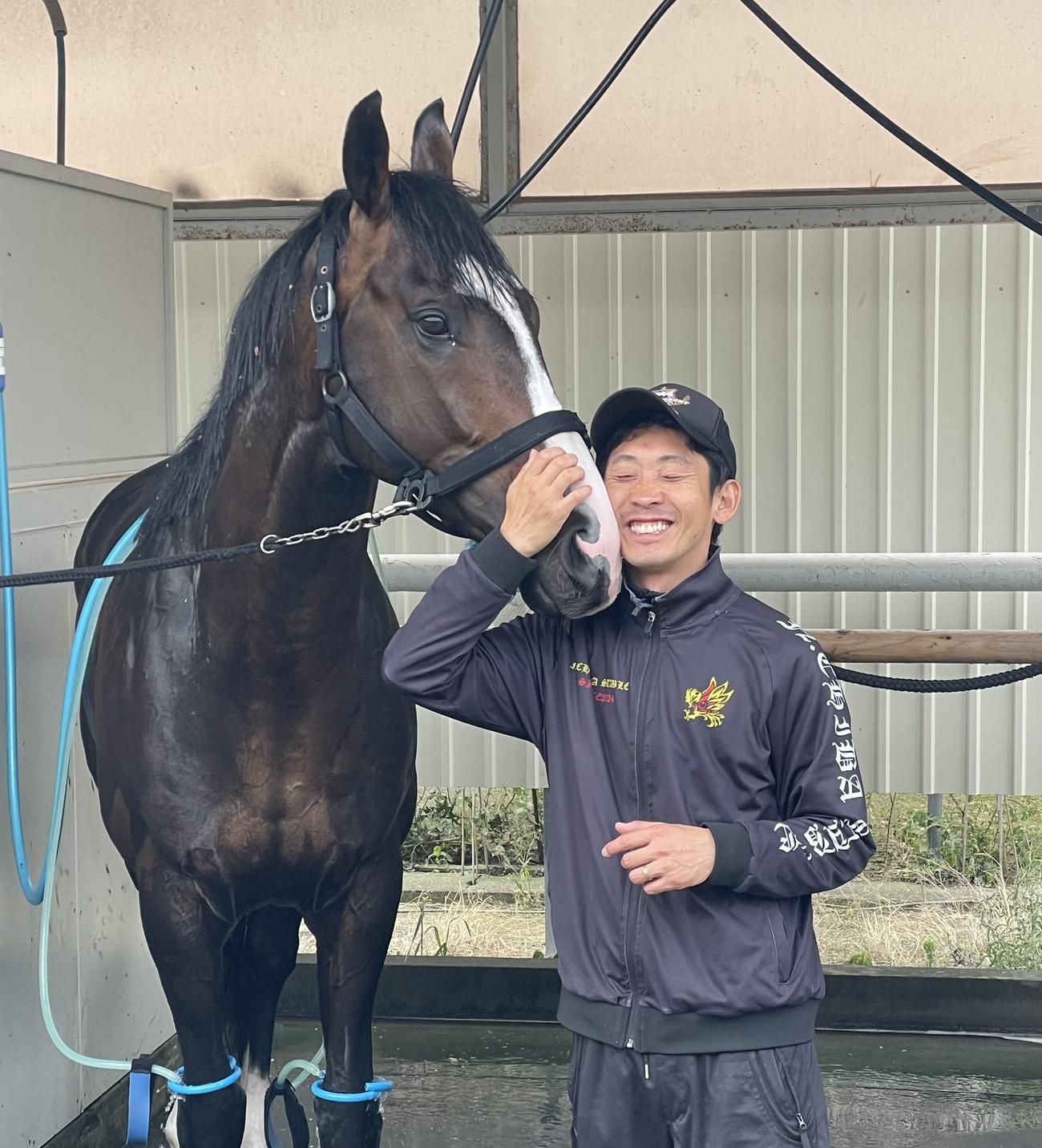 日本ダービーに出走するニシノエージェントと管理する千葉師（撮影・深田雄智）